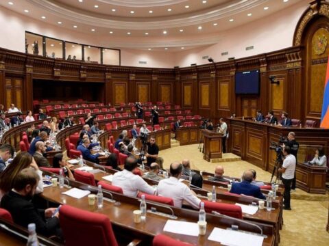 Rusiya ilə münasibətlər Ermənistan parlamentində deputatlar arasında mübahisə yaradıb