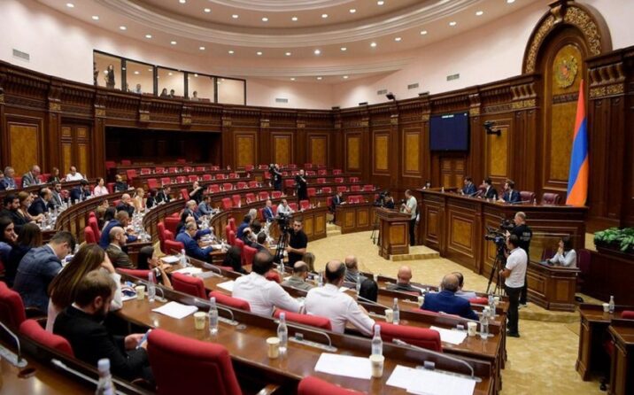 Rusiya ilə münasibətlər Ermənistan parlamentində deputatlar arasında mübahisə yaradıb