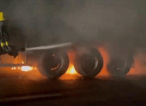 Yanan maşını söndürən FHN-çiləri maşın vurdu, ölən var