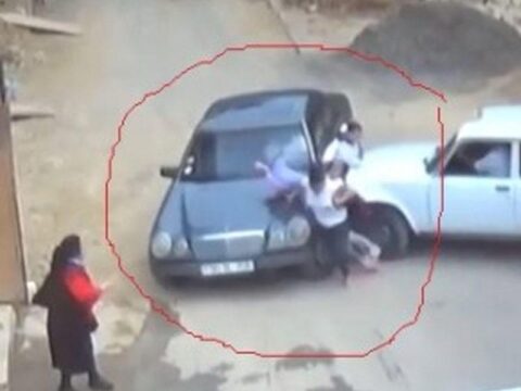 Maşın məktəbliləri vurdu: xəsarət alanlar var