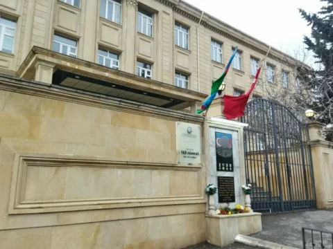 Bakıda məktəbdə 10-cu sinif şagirdi pəncərədən yıxılıb