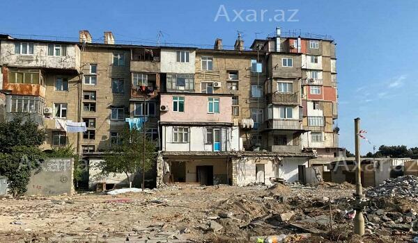 Nərimanovda binaların qanunsuz çıxıntıları sökülür – Foto