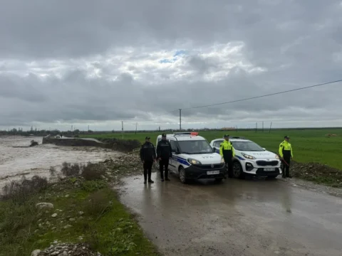 Sel avtomobil yolunu yararsız hala saldı