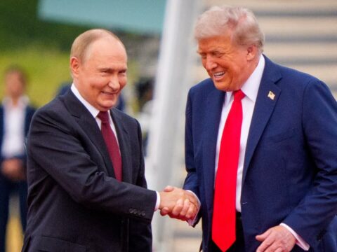 Putinin Trampa hədiyyə etdiyi kitabın FOTOLARI YAYILDI