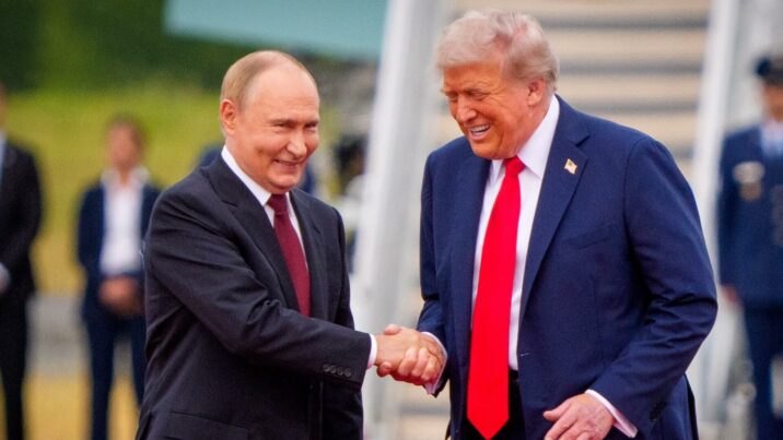 Putinin Trampa hədiyyə etdiyi kitabın FOTOLARI YAYILDI