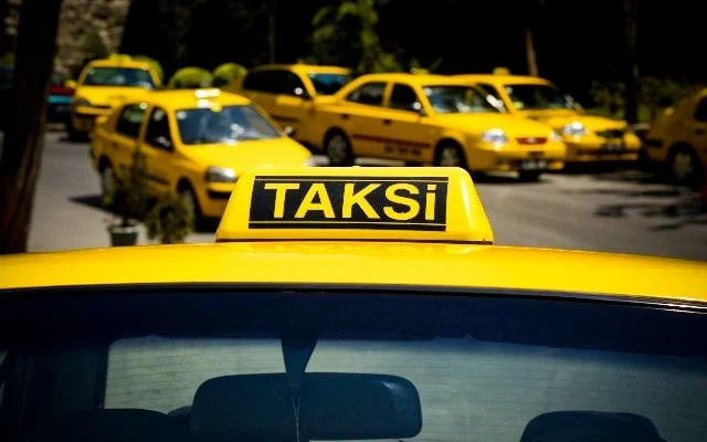 Taksidən pul və bank kartları oğurlayan şəxs saxlanıldı