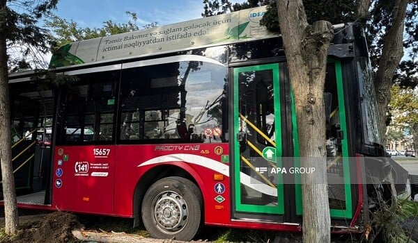 “Baku bus” avtobusu girdi – Video “Baku bus” avtobusu girdi – Video