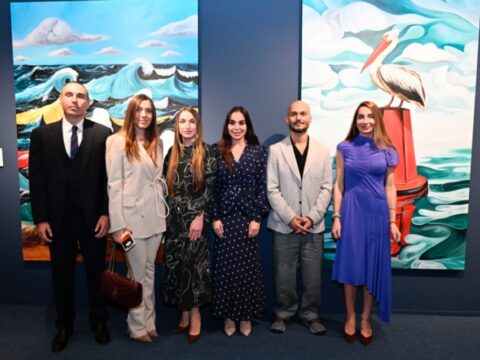 Prezidentin qızları və gəlini sərgidə – Fotolar