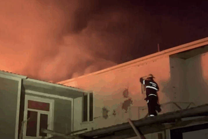 Bakıda evdə yanğın: İki nəfər xəsarət aldı