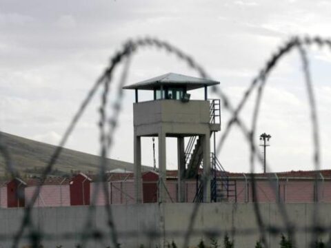 Ana həbsdəki oğlu üçün telefon keçirmək istədi…