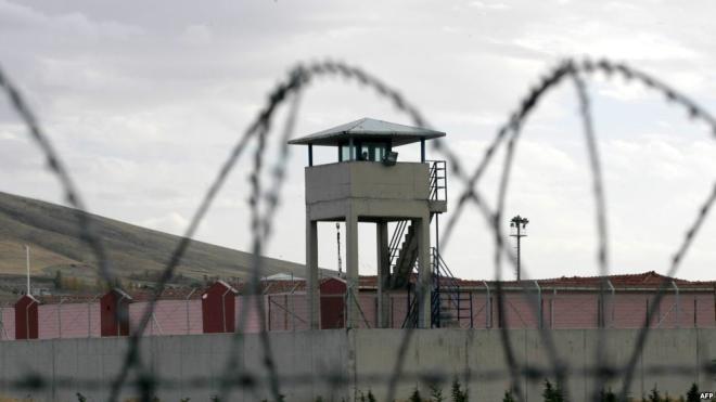 Ana həbsdəki oğlu üçün telefon keçirmək istədi…