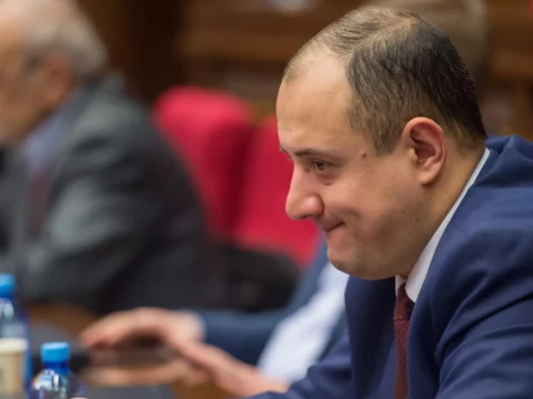 Keçmiş deputatı döydülər