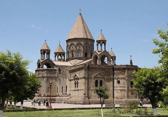 Paşinyanın konstitusiya oyunları: Hədəfdə kilsə də var