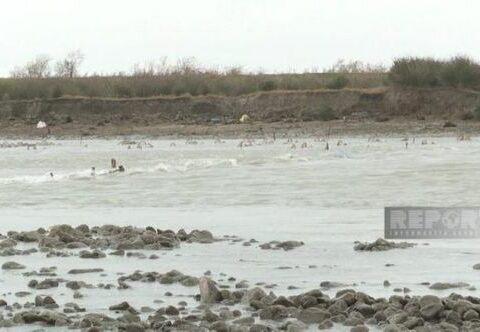 Neftçalada Bala Kürün deltasında suaşıran bənd uçdu