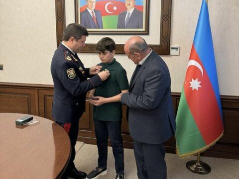 Göldə batan şəxsləri xilas edərkən boğularaq ölən polisin medalı ailəsinə təqdim edildi