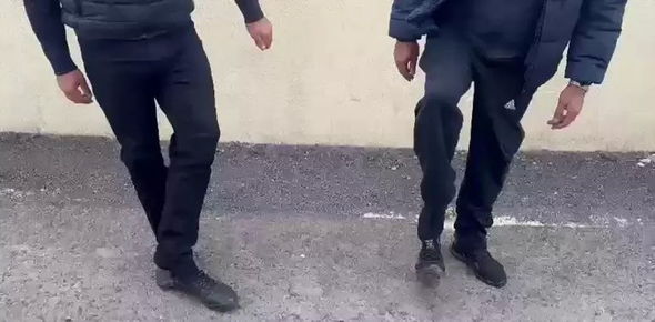 Qarsda ayaqqabılarında qaçaq qızıl külçələr tapılan ermənilər saxlanılıb Qarsda ayaqqabılarında qaçaq qızıl külçələr tapılan ermənilər saxlanılıb