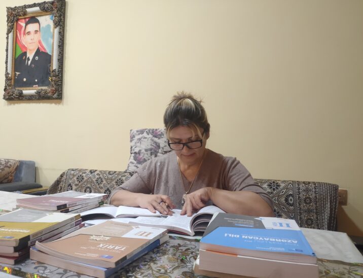 52 yaşında tələbə olan şəhid anası: “Arzum var ki, Qarabağ Universitetində magistraturanı oxuyum”