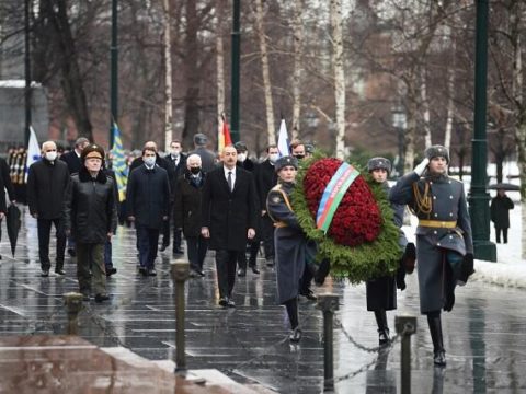 Prezident Moskvada naməlum əsgərin məzarını ziyarət etdi